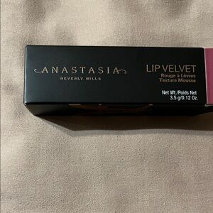 NIB Anastasia Beverly Hills Lip Velvet in Black and Gold box Rosy Mauve